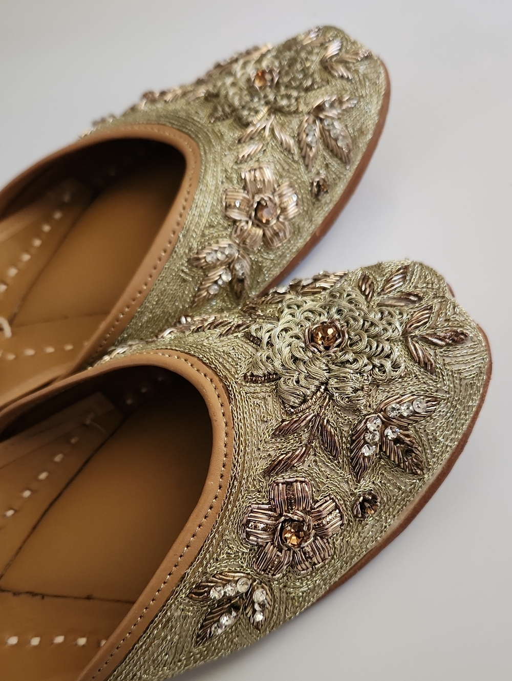 Mochi Embroidered Punjabi Jutti Flats Size 40 Gold Cream US 9 - Picture 9 of 17